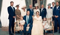 英国王室家庭新版浓情全家福，原来在芳妮豆丁也可以拍......